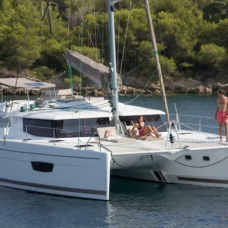 Catamaran Hotel en barco