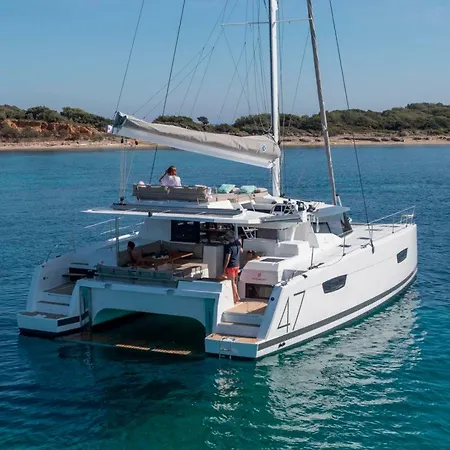 Catamaran Hotel en barco